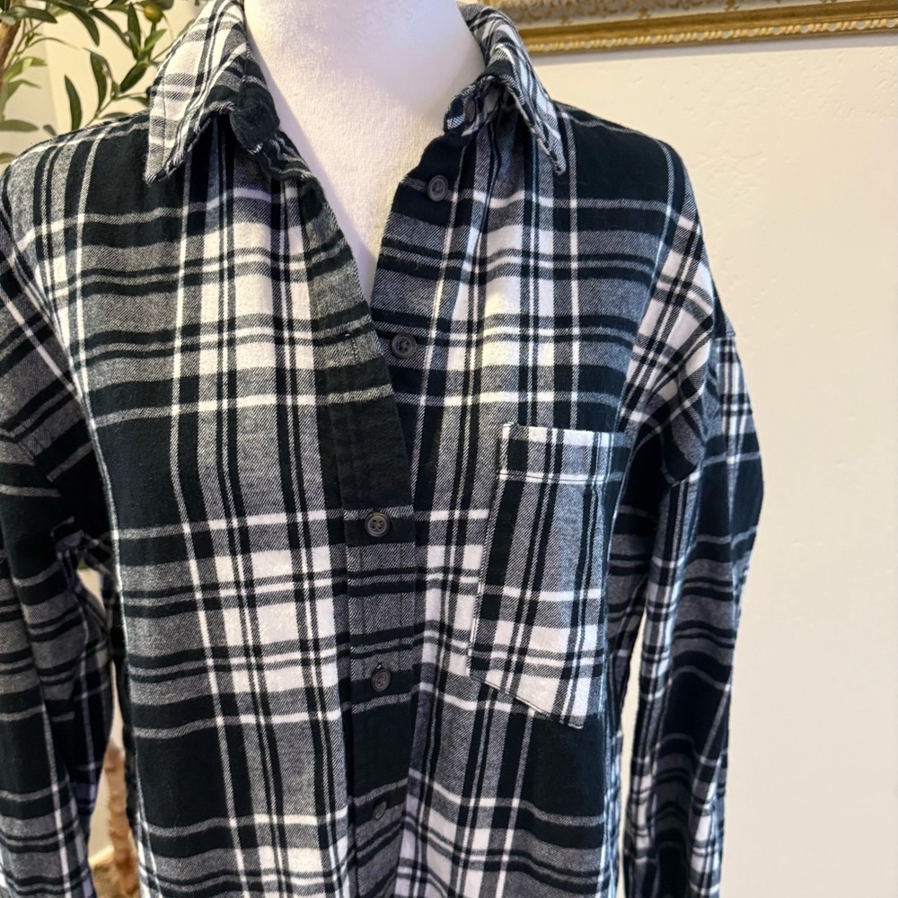 Universal Thread Monochrome Plaid Button-Down Shirt